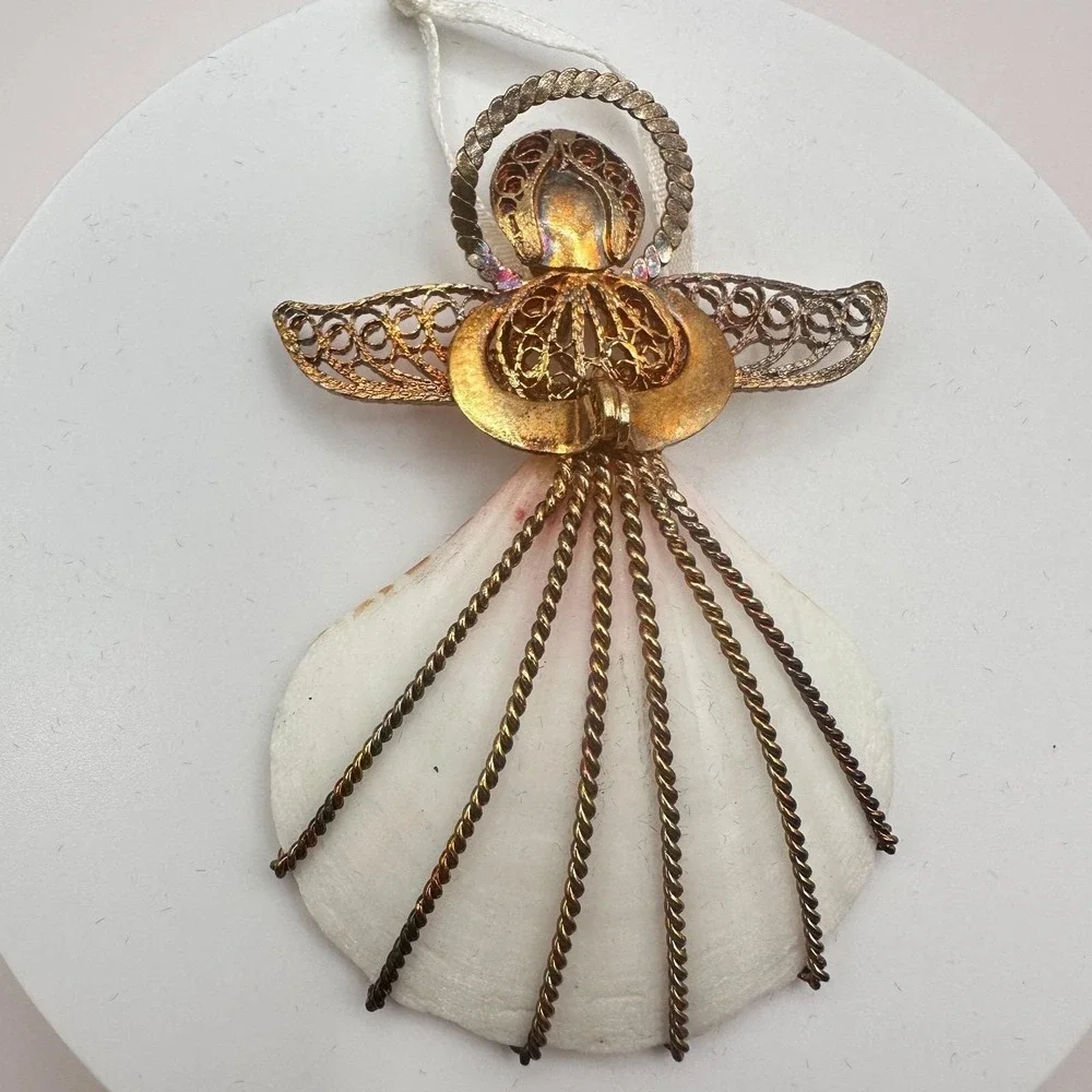 Vintage 80s‎ Gold Tone Filigree Scallop Shell Ornament bent Wire Accents Jewelry